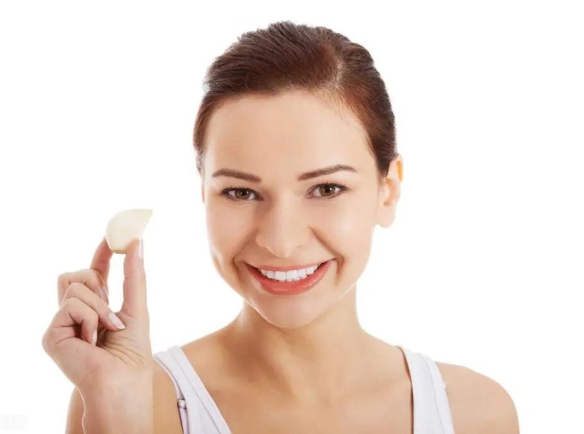 10 Science-Backed Benefits of Eating Garlic on an Empty Stomach