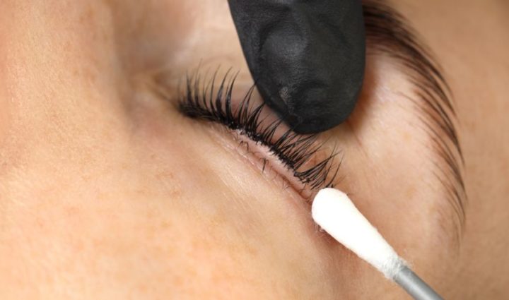 Process Of Cleaning The Magnetic Eyelashes