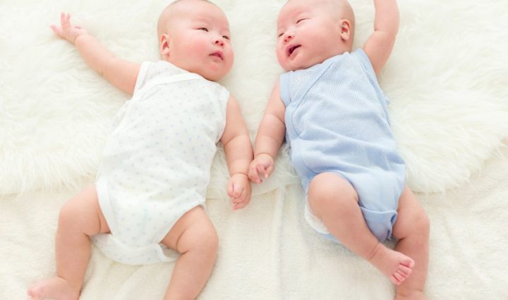 Can Twins Sleep In The Same Crib