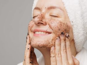 Coffee Masks To Close Open Pores On Face Benefits & DIY Recipes