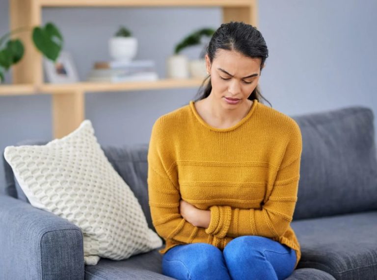 What to Eat and What to Avoid to Reduce Bloating: A Nutrition Guide to a Flatter, Happier Stomach