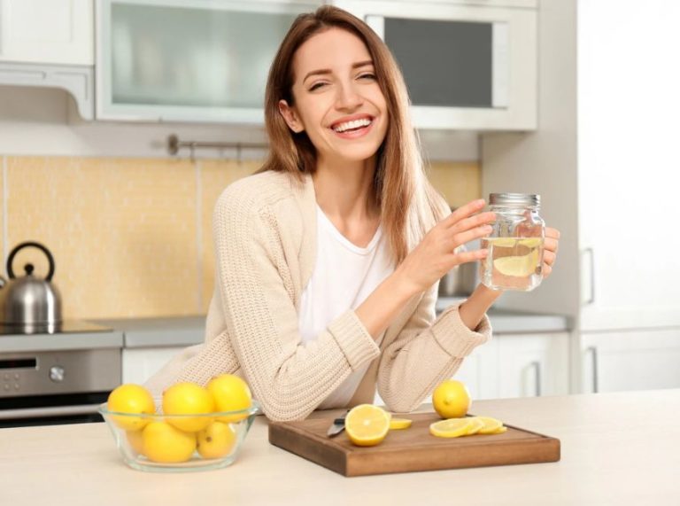 7 Natural Drinks That Help with Bloating