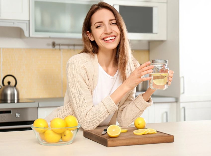 7 Natural Drinks That Help with Bloating