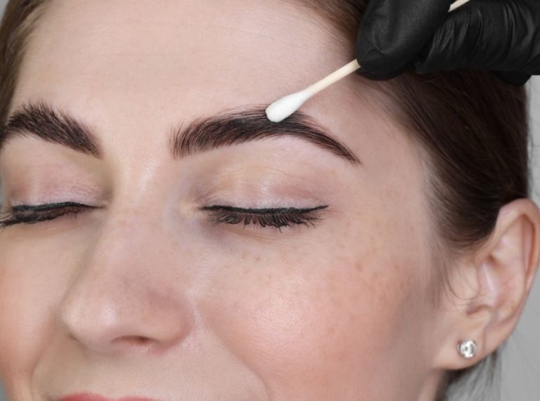 6 Nourishing Oils To Thicken Your Eyebrows Naturally