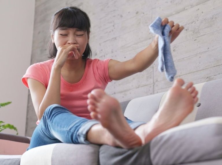 How to Get Rid of Smelly Feet (Bromodosis) Naturally