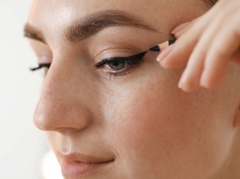 The Ultimate Guide to Winged Eyeliner for Almond Eyes