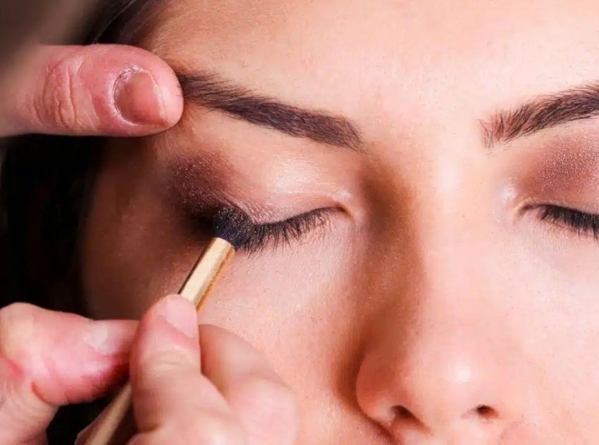 how to apply eyeshadow for bigger eyes